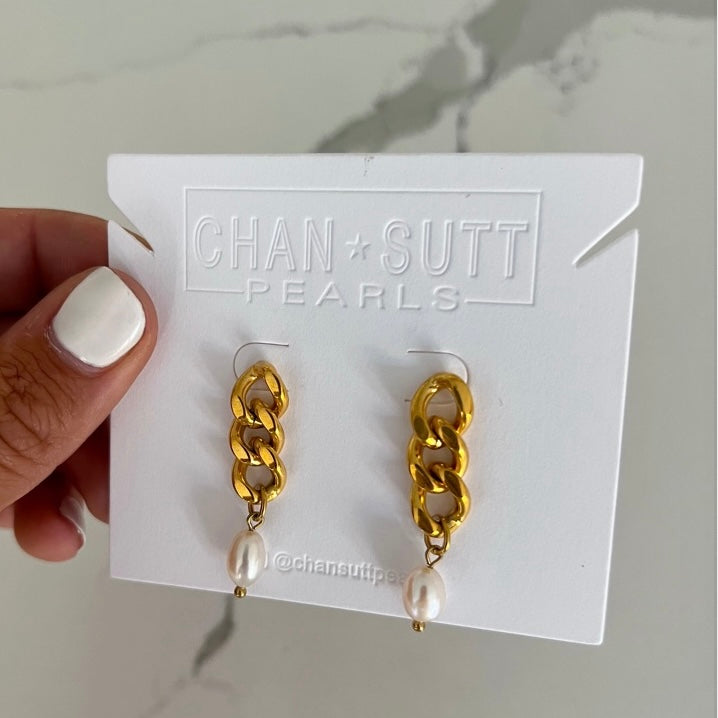 CHAIN + PEARL EARRINGS - Southern Divas Boutique