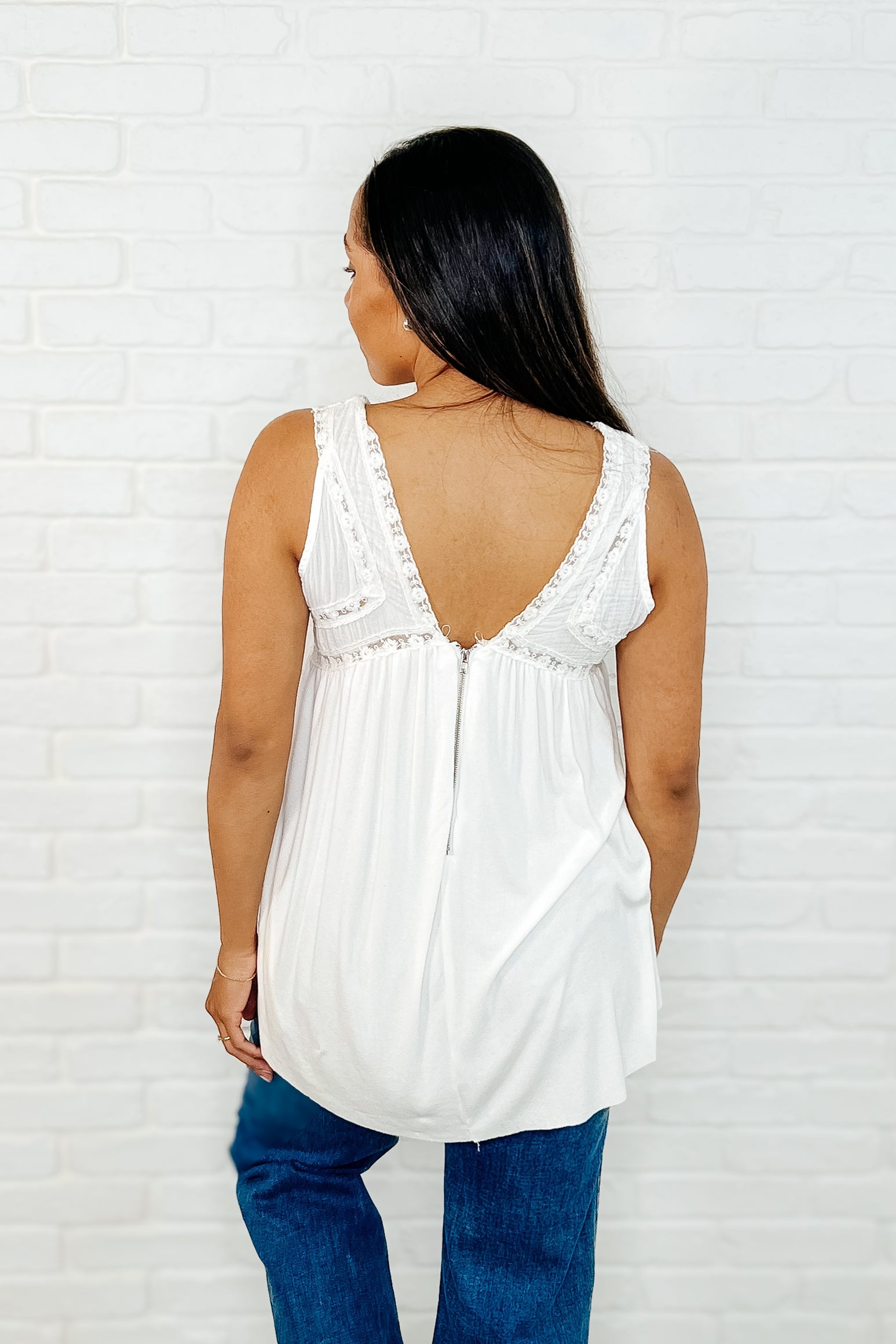 Let em' Breathe V-Neck Tank in Off White - Southern Divas Boutique