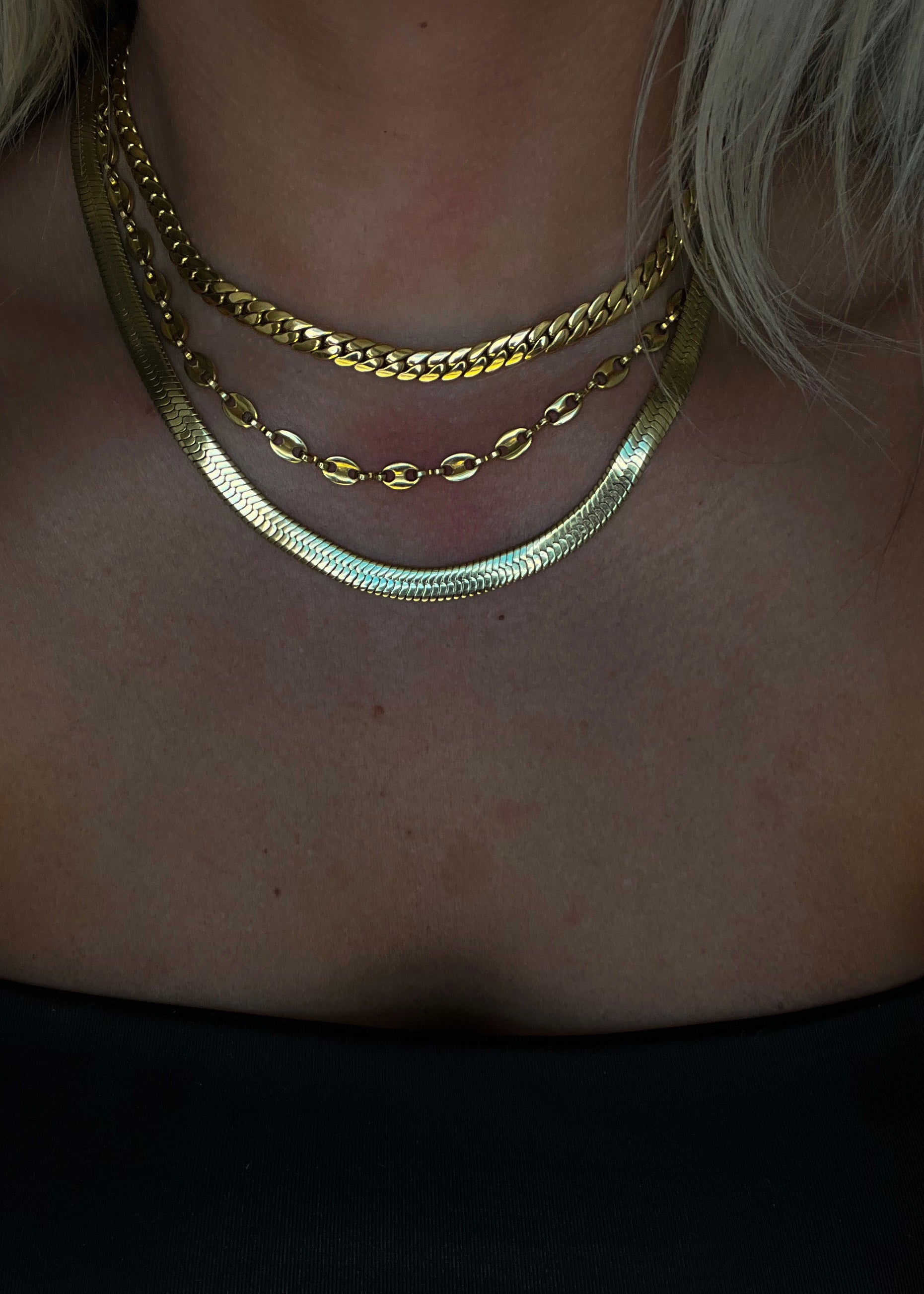 THIN SHINY GOLD NECKLACE (TOP NECKLACE) - Southern Divas Boutique