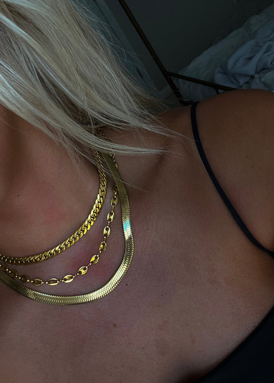 THIN SHINY GOLD NECKLACE (TOP NECKLACE) - Southern Divas Boutique